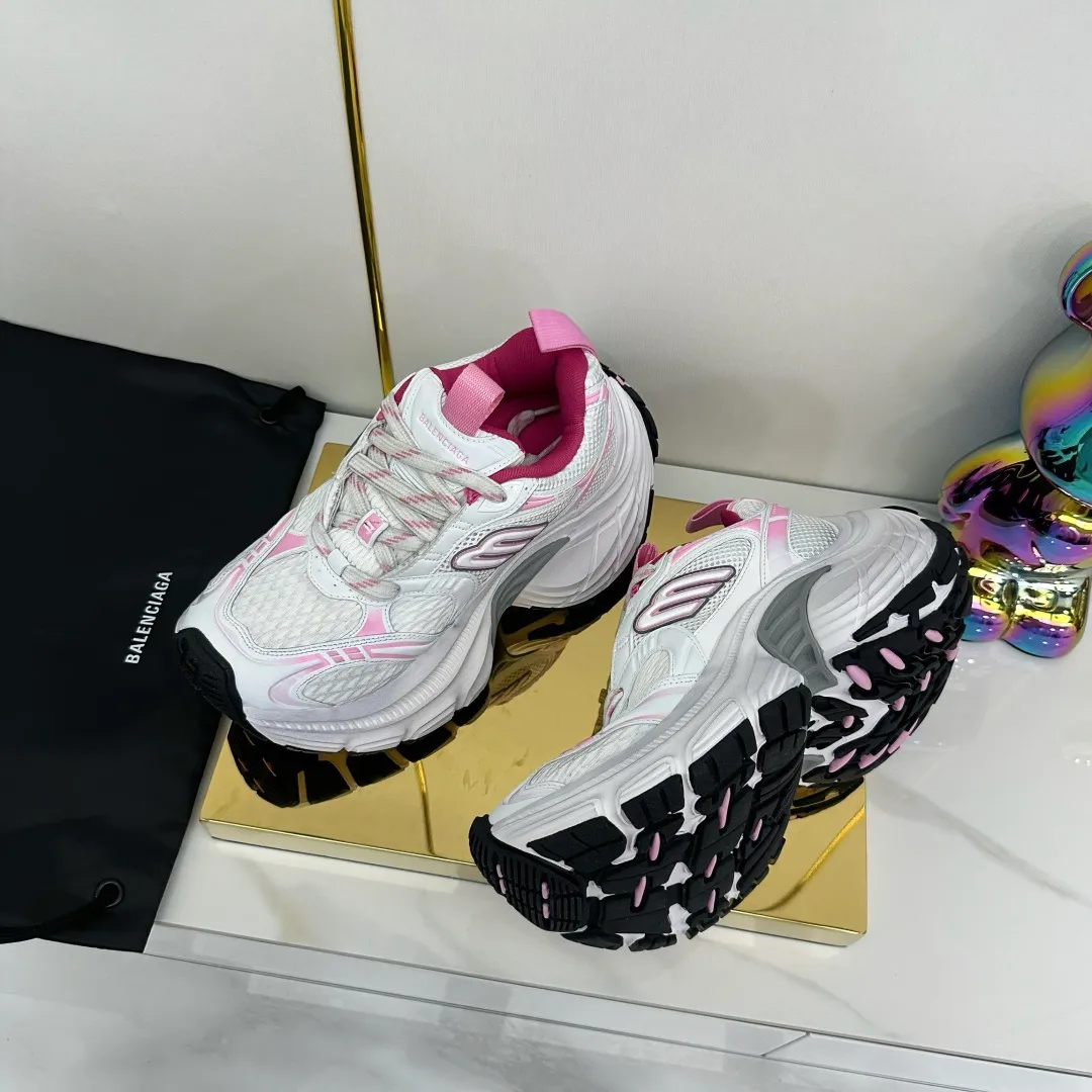 👟👟Ex-factory price 680👟👟 Balenciaga Balenciaga CARGO 6XL Sneakers Round-toe lace-up Low-cut lifestyle mesh lace-up Low-cut catwalk retro Balenciaga is always at the forefront of fashion. This model has huge size and eye-catching design. It is in line with the current "" trend. It uses an all-black color scheme to create a low-key yet gorgeous effect. The 6XL size makes it a conspicuous presence in the market. Suitable for people who pursue individuality. The products released this time once again reflect their innovation capabilities. They are made of microfiber and mesh. Its avant-garde design, exaggerated volume and reflective details give it a special silhouette. It is made of mesh material, which brings good foot feel, comfortable and breathable. The appearance still adopts the classic shape. The shoe body is fashionable and easy to wear. Item No.: 815859 W2MV2 1012 Size: 35-46